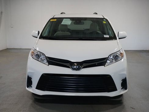 Used 2019 Toyota Sienna LE FWD image 2