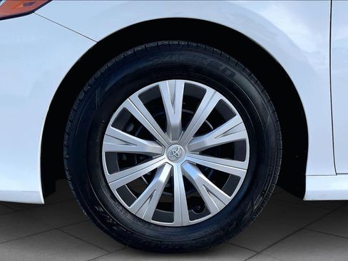 Used 2022 Toyota Camry LE image 10