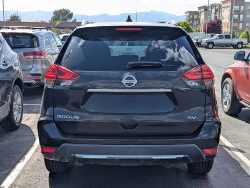 Used 2017 Nissan Rogue SV FWD image 4