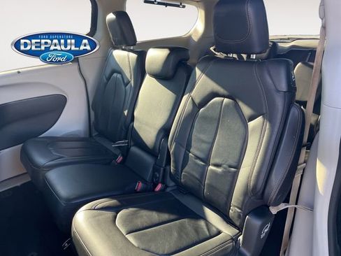 Used 2019 Chrysler Pacifica Touring-L image 17