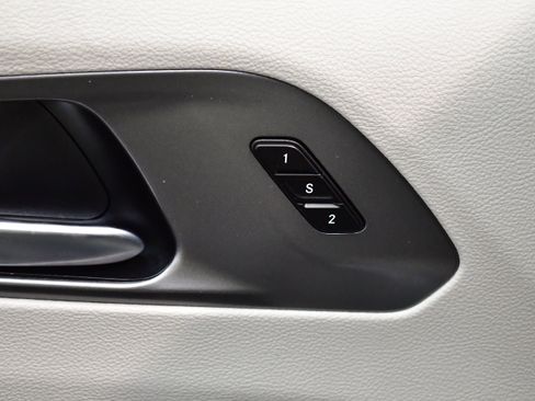 Used 2024 Chrysler Pacifica Limited FWD image 15