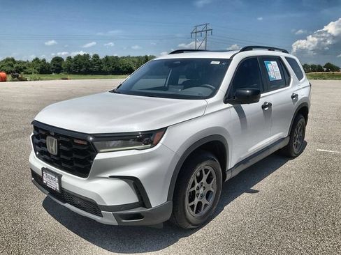 Used 2025 Honda Pilot TrailSport image 10
