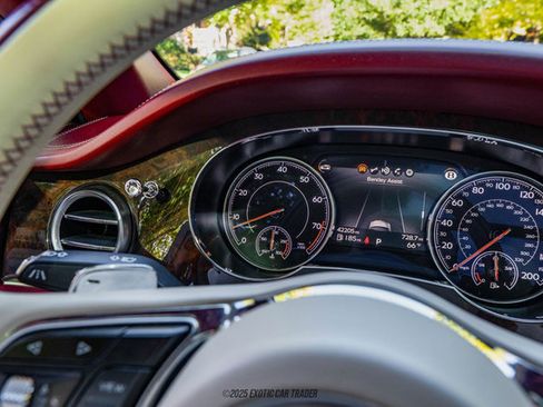 Used 2019 Bentley Bentayga image 19