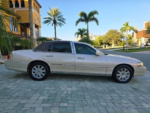 Used 2003 Lincoln Town Car Cartier image 46