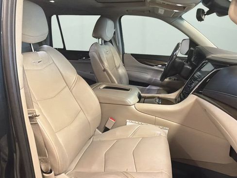 Used 2019 Cadillac Escalade Luxury AWD/4WD image 9