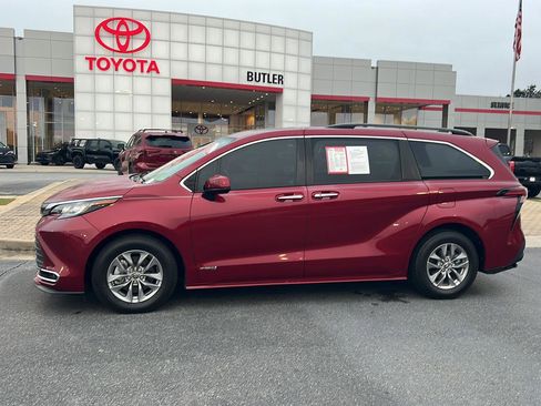 Certified 2022 Toyota Sienna XLE w/ XLE Plus Package image 3