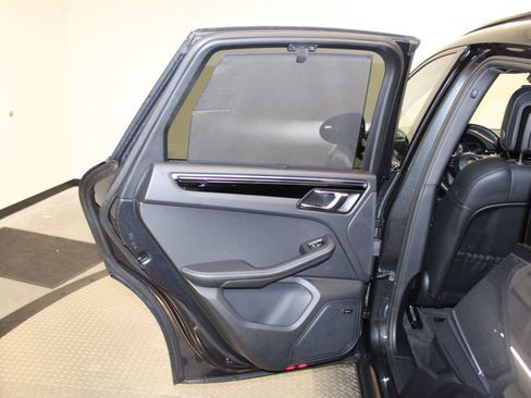 Certified 2025 Porsche Macan AWD/4WD image 31