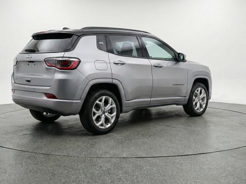 Used 2025 Jeep Compass Latitude AWD/4WD image 9