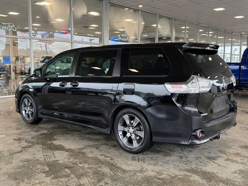Used 2011 Toyota Sienna SE w/ Towing Pkg FWD image 3