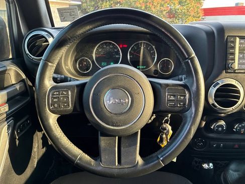Used 2016 Jeep Wrangler Unlimited Sahara w/ Connectivity Group AWD/4WD image 15