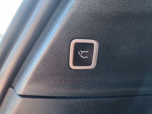 Used 2025 Chrysler Pacifica Limited FWD image 17