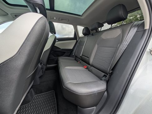 Used 2025 Volkswagen Taos SE w/ Panoramic Sunroof Package FWD image 18