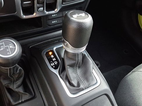 Used 2024 Jeep Wrangler Unlimited w/ Convenience Group AWD/4WD image 14