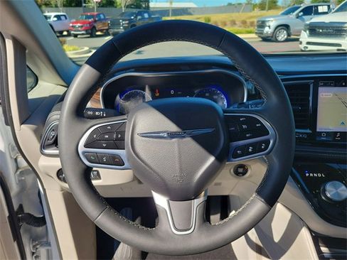 Used 2023 Chrysler Pacifica Limited image 23