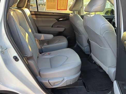 Certified 2021 Toyota Highlander XLE FWD image 13
