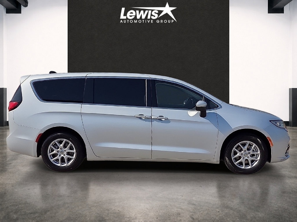Used 2023 Chrysler Pacifica Touring-L FWD image 5