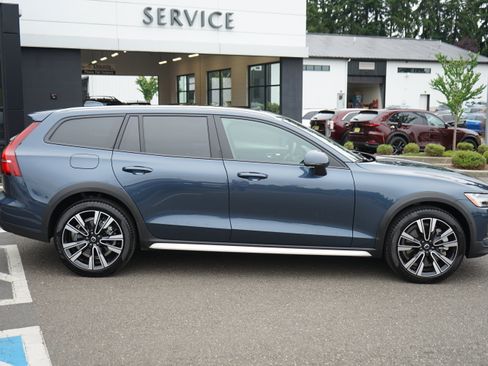 Used 2026 Volvo V60 B5 Cross Country Ultra AWD/4WD image 2