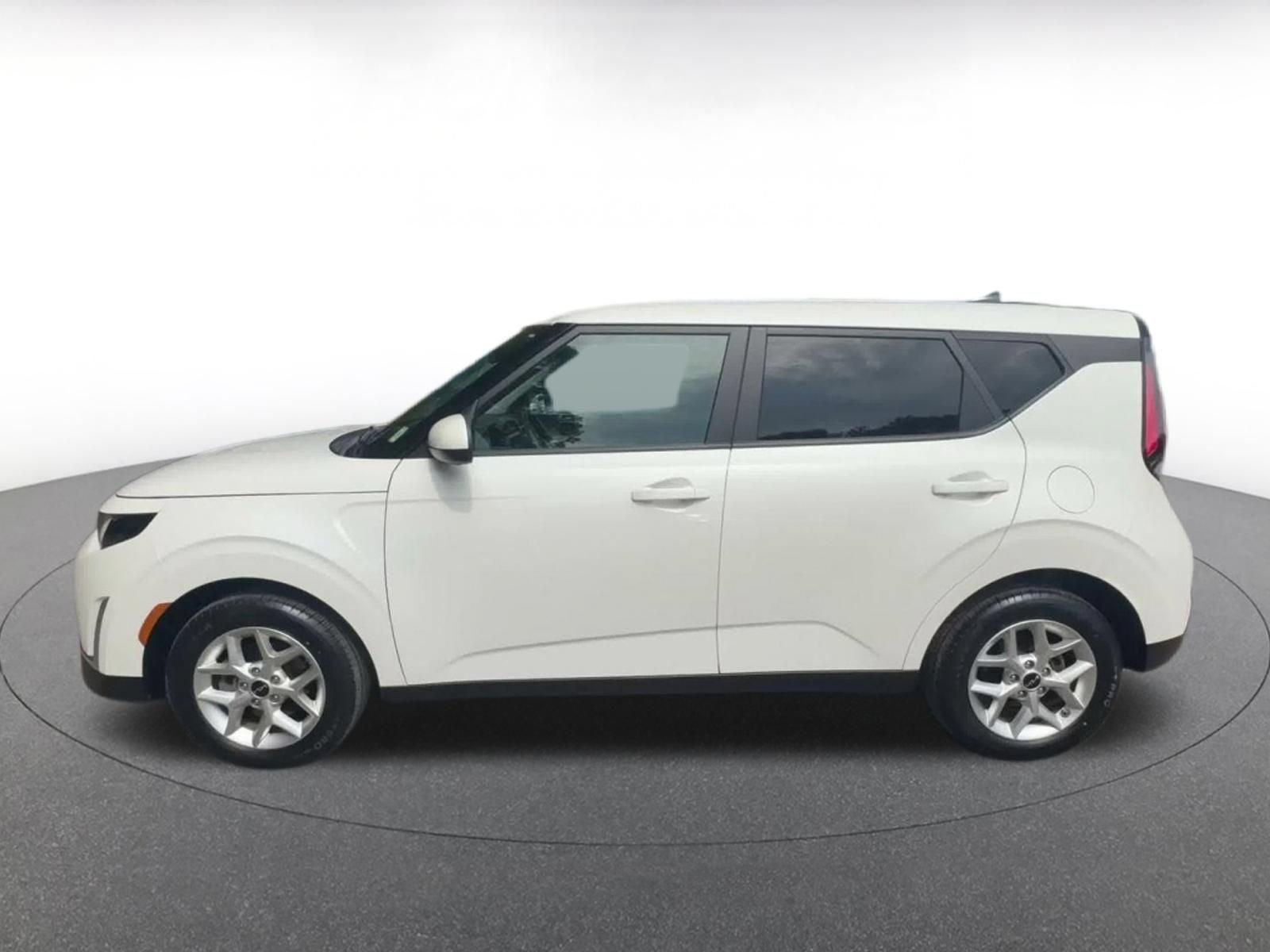 Used 2025 Kia Soul LX w/ LX Technology Package FWD image 8