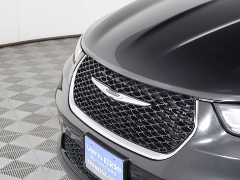 Used 2024 Chrysler Pacifica Touring-L image 11