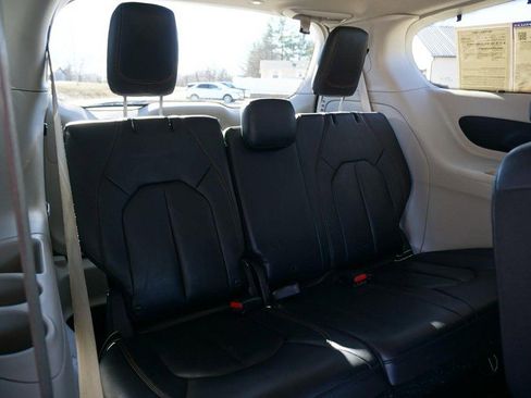 Used 2017 Chrysler Pacifica Touring-L w/ Tire & Wheel Group image 27