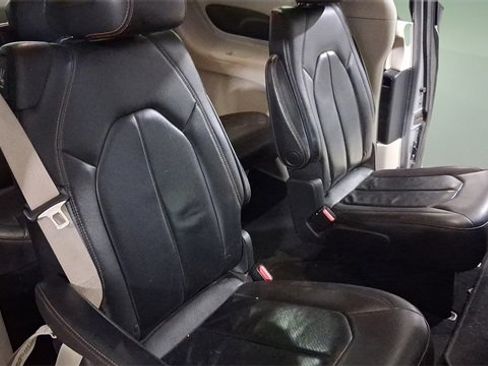 Used 2020 Chrysler Pacifica Touring-L image 18
