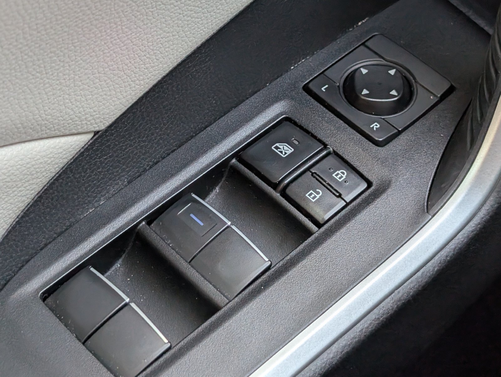 Used 2020 Toyota RAV4 XLE Premium FWD image 21