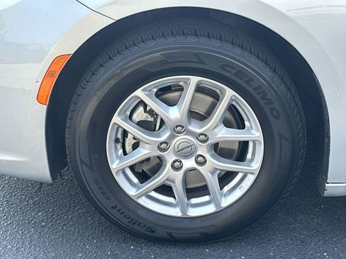 Used 2023 Chrysler Pacifica Touring-L FWD image 13