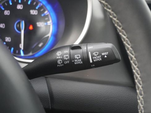 Used 2025 Chrysler Pacifica Select image 22