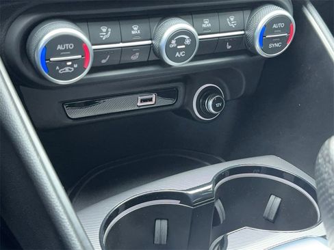 Used 2022 Alfa Romeo Giulia Veloce image 32