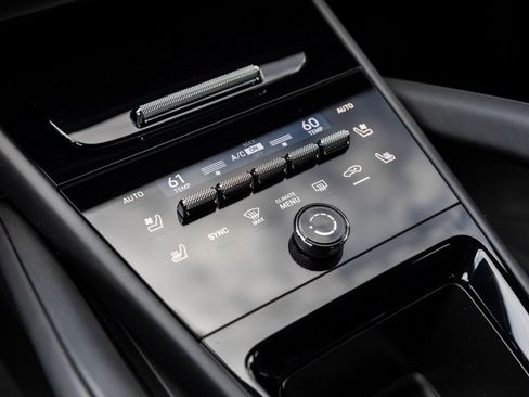 Certified 2025 Porsche Cayenne Coupe image 27