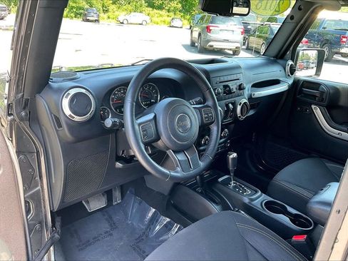 Used 2018 Jeep Wrangler Unlimited Sahara AWD/4WD image 8
