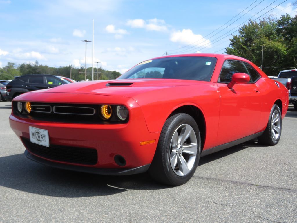 Used 2016 Dodge Challenger SXT RWD image 1