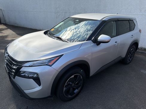Used 2024 Nissan Rogue SV AWD/4WD image 3