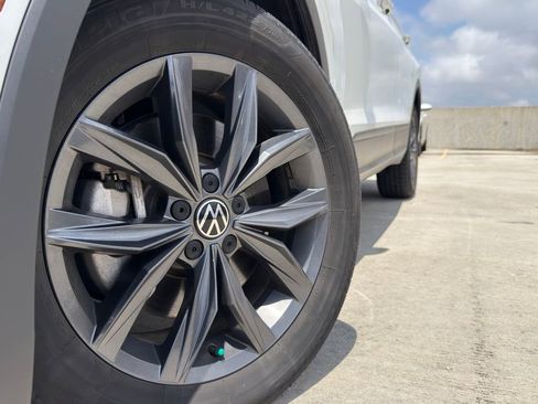 Used 2023 Volkswagen Tiguan SE image 4
