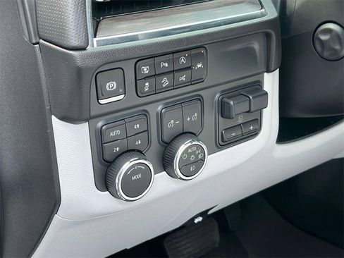 Used 2025 Chevrolet Suburban Premier image 32