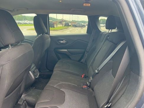 Used 2021 Jeep Cherokee Latitude FWD image 10