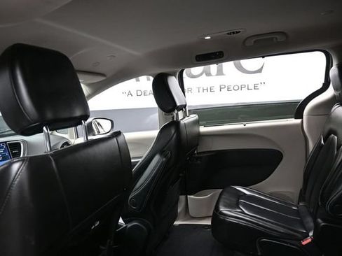 Used 2023 Chrysler Pacifica Touring-L FWD image 25