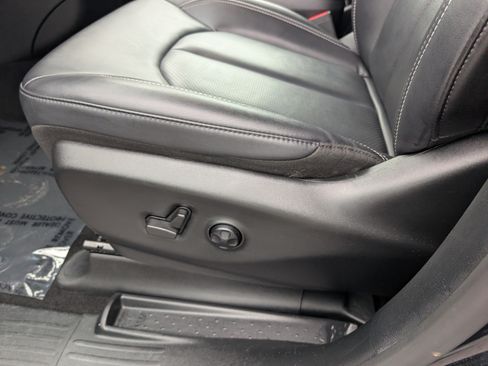 Used 2025 Chrysler Pacifica Select FWD image 21