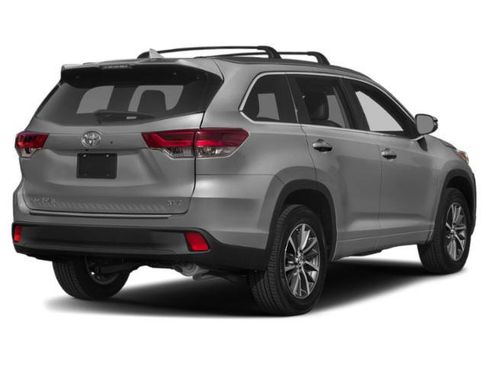 Used 2019 Toyota Highlander XLE image 2
