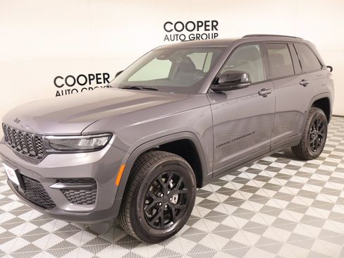 Used 2025 Jeep Grand Cherokee Altitude RWD image 10