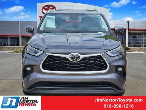 Used 2022 Toyota Highlander XLE image 2