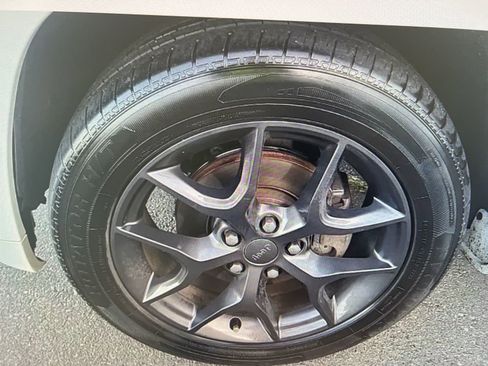 Used 2019 Jeep Grand Cherokee Limited X image 2