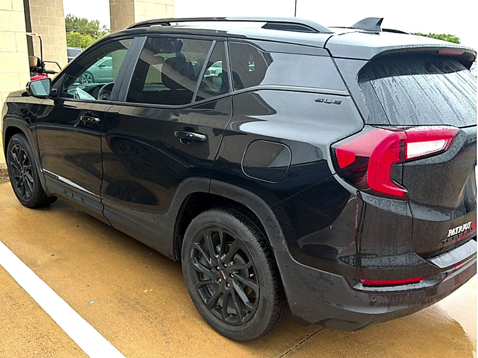 Used 2024 GMC Terrain SLE w/ Driver Convenience Package FWD image 2