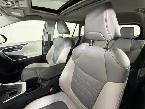 Used 2022 Toyota RAV4 XLE Premium image 13