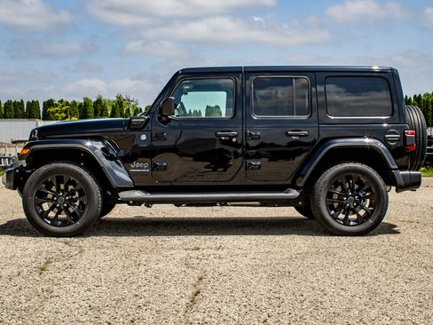 Used 2025 Jeep Wrangler Unlimited Sahara AWD/4WD image 4