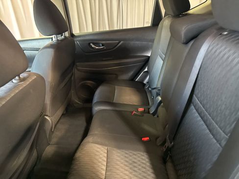 Used 2019 Nissan Rogue SV image 17