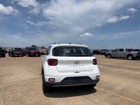 Used 2025 Hyundai Venue SEL FWD image 15