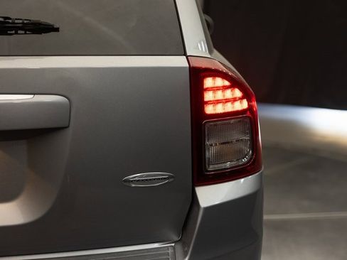 Used 2016 Jeep Compass Latitude image 8