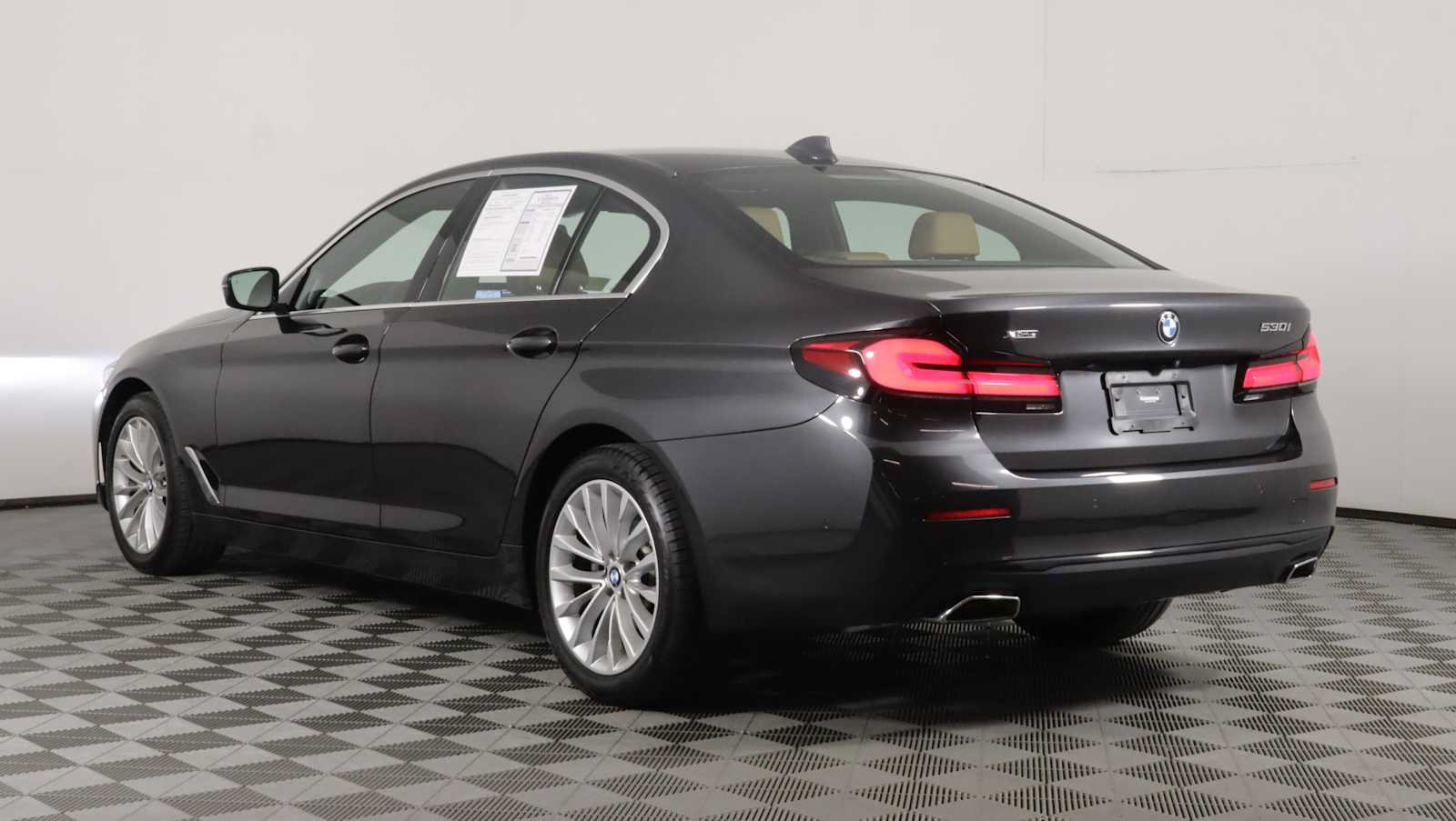 Used 2023 BMW 530i xDrive w/ Premium Package AWD/4WD image 4