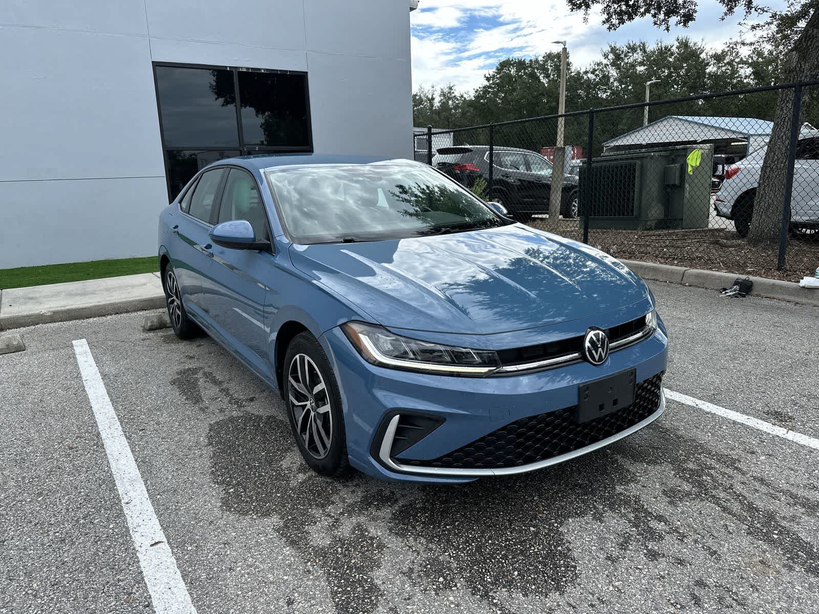 Used 2025 Volkswagen Jetta SE FWD image 11